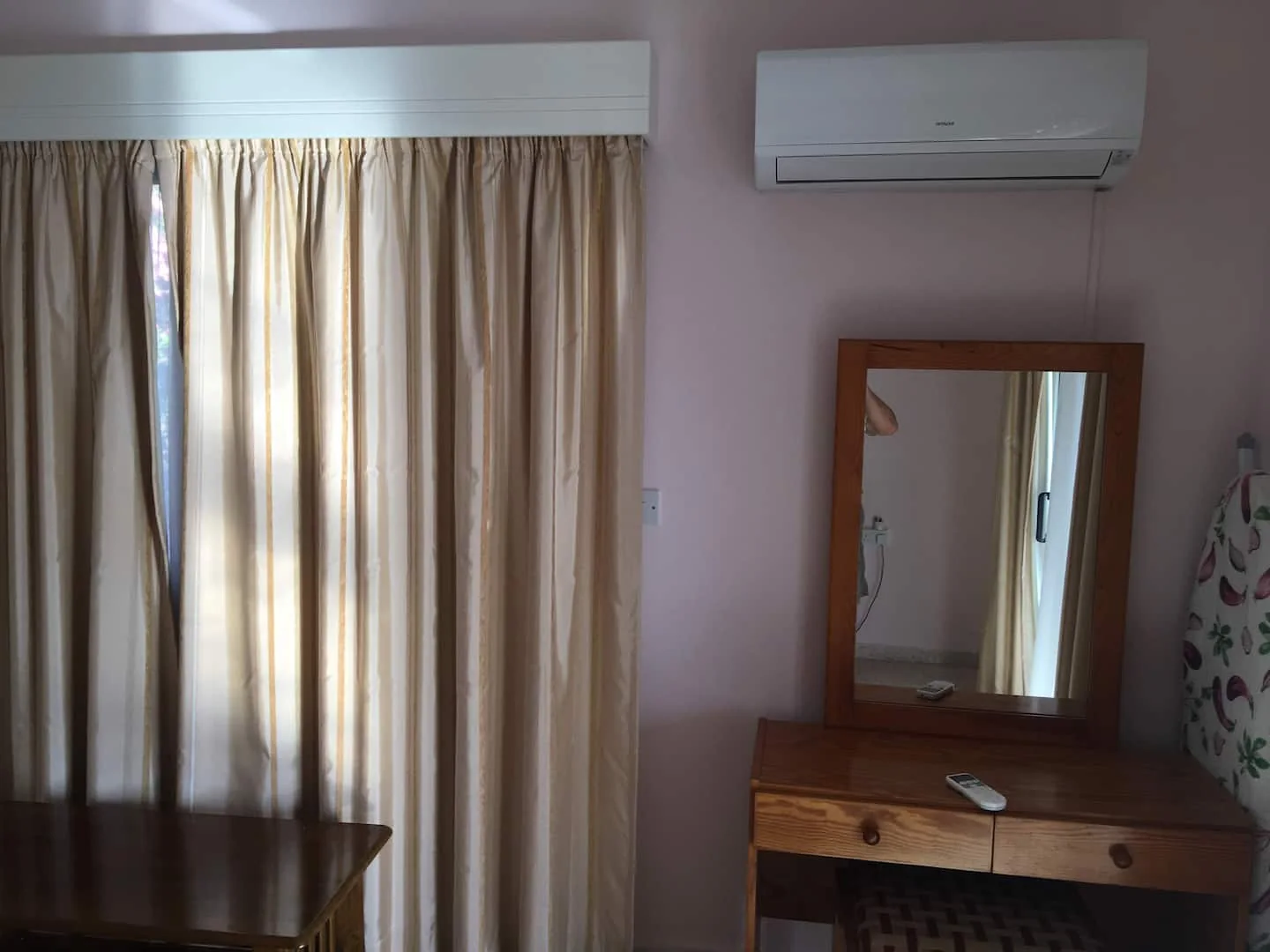 Dressing table and air-conditioning in the representative apartment
